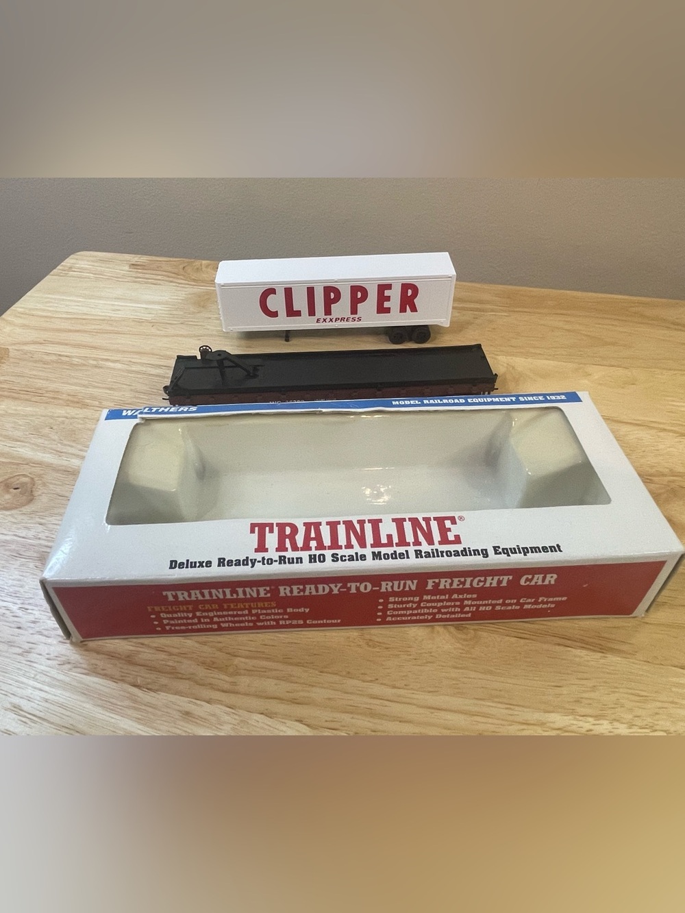 Walthers Trainline HO Scale Flatcar with Clipper Exxpress Trailer